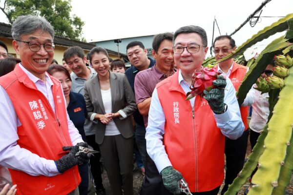 行政院卓榮泰院長表示,紅肉紅龍果因為香氣和口感佳。圖/農糧署