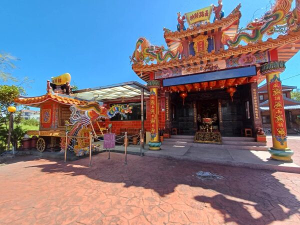 ▲季新財神宮四周山明水秀,且還有神龍滾寶、鳳指(奉旨)進寶等象徵財運 亨通的雕塑,有到宜蘭五結鄉遊玩的旅客不妨前往參拜祈福。(圖/業者提供 )