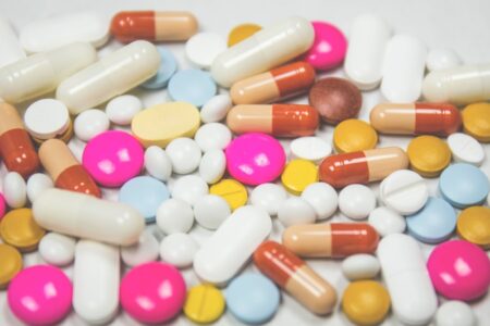 儲存藥品通則：遠離陽光和潮濕，並保持通風良好。圖／freestocks