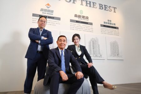 由森聯機構股東二代創立的旗下新品牌森鉅建設，總經理簡旭聰(左)承襲自父親簡元誠(中)豐富的行業經驗，以其自身專業學經歷結合現代化與創意，致力打造重視人文關懷思維的建築作品。(圖/業者提供)