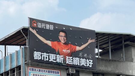 ▲主打都更為城市帶來陽光的大型POP看板，引起關注與熱議，主角正是佳元建設董事長蔡錫全。(圖/佳元建設提供)