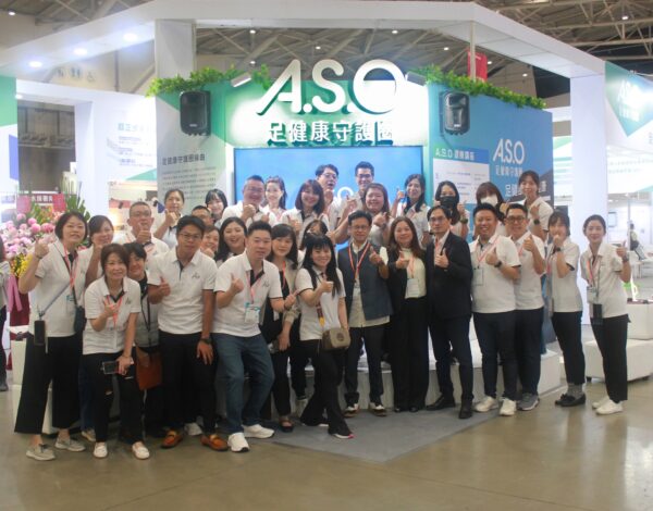 ▲A.S.O(阿瘦)董事長羅榮岳與總經理郭欣怡率領同仁參與第五屆台北國際照顧博覽會，引領足健康守護圈。(圖/品牌提供)