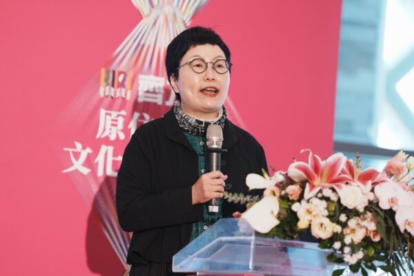 丁曉菁董事長進行專題演講「原住民文創的數位化及國際化」之分享。圖/桃園市政府提供